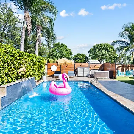Palms Retreat! Giant Heated Pool-Hottub-Firepit-5Min2Beach-Pets-Ev Chgr